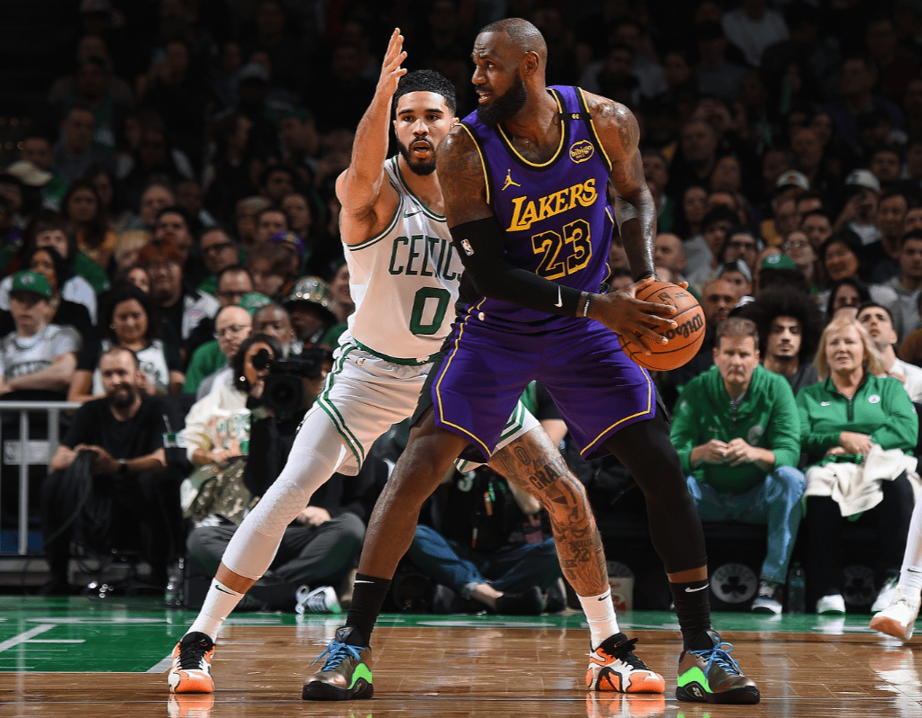 包含NBA季后赛清晨再迎强敌；切尔西单刀错失；主帅态度——压力陡增；高层口径保持一致的词条-LOL全球赛事