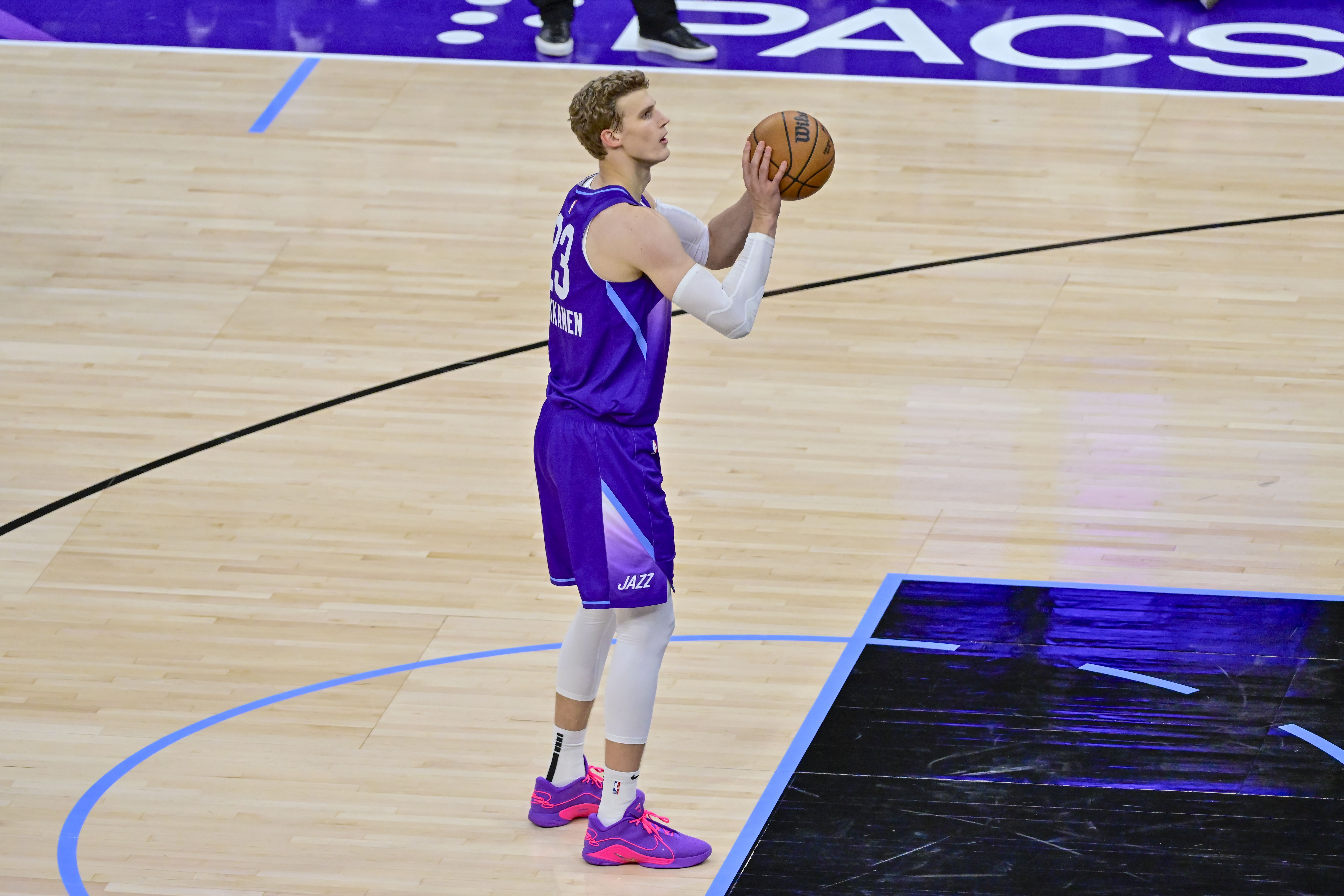 拉齐奥发布备战花絮，今晚队长鼓劲，NBA季后赛任务艰巨，年轻球员得到机会的简单介绍-LOL联盟竞猜